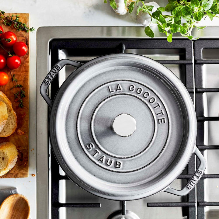 STAUB Gusseisen Bräter/Cocotte, Rund 24 cm, 3,8 L, Aromaregen Funktion für optimale Befeuchtung, Für