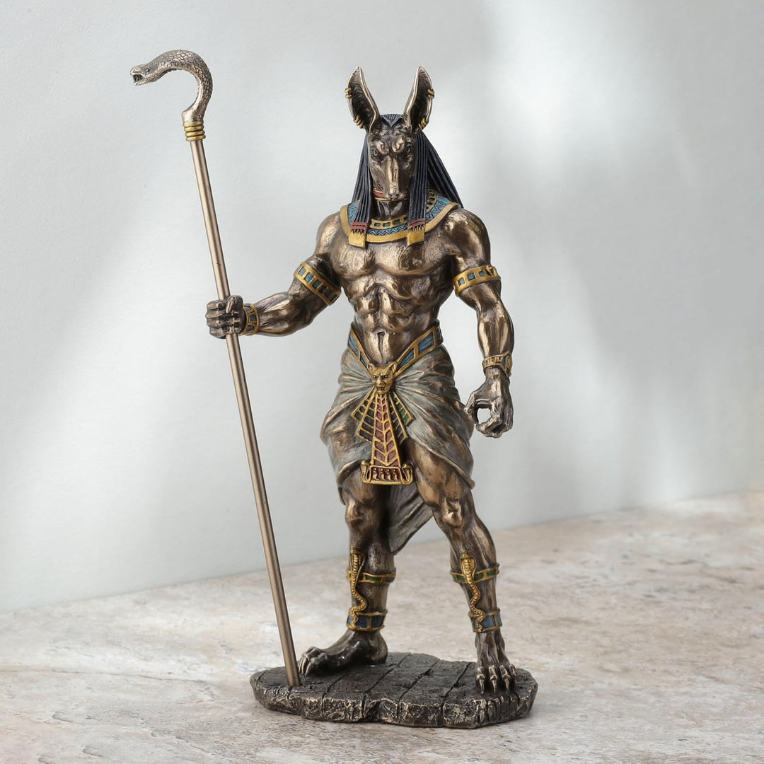 Veronese Design 26,7 cm hohe ägyptische Gott-Anubis mit Kobra-Kopf-Zepter-Statue