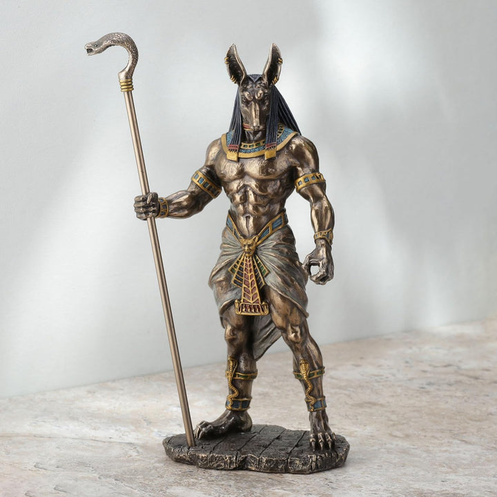 Veronese Design 26,7 cm hohe ägyptische Gott-Anubis mit Kobra-Kopf-Zepter-Statue