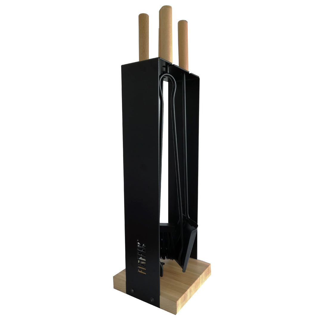 FIREFIX K2450 Kamingerät mit Holzgriffen und Holzsockel, mit FIREFIX Logo