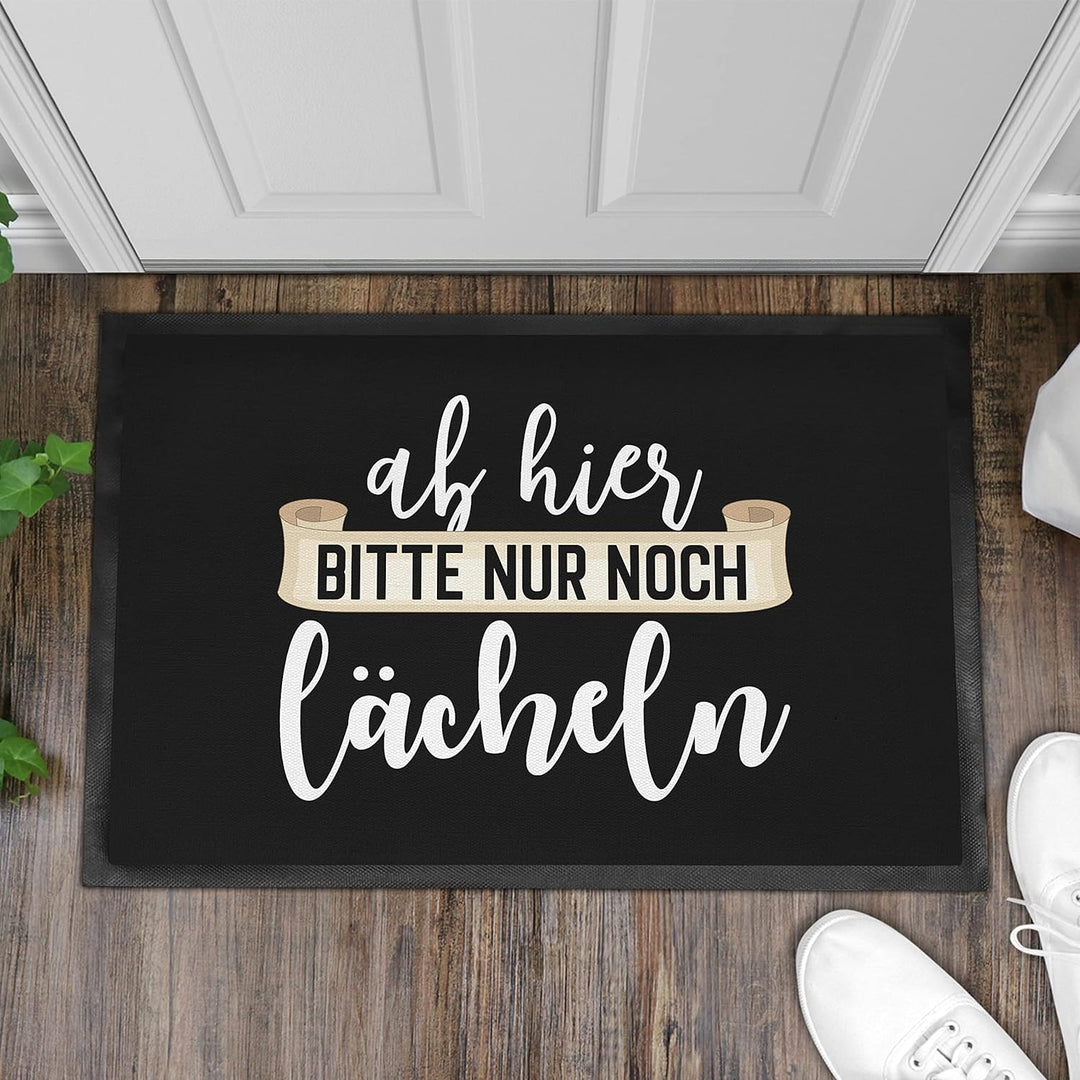Trendation - Lustige Fussmatte mit Spruch Ab Hier Bitte Nur Noch Lächlen Willkommen Schmutzfangmatte