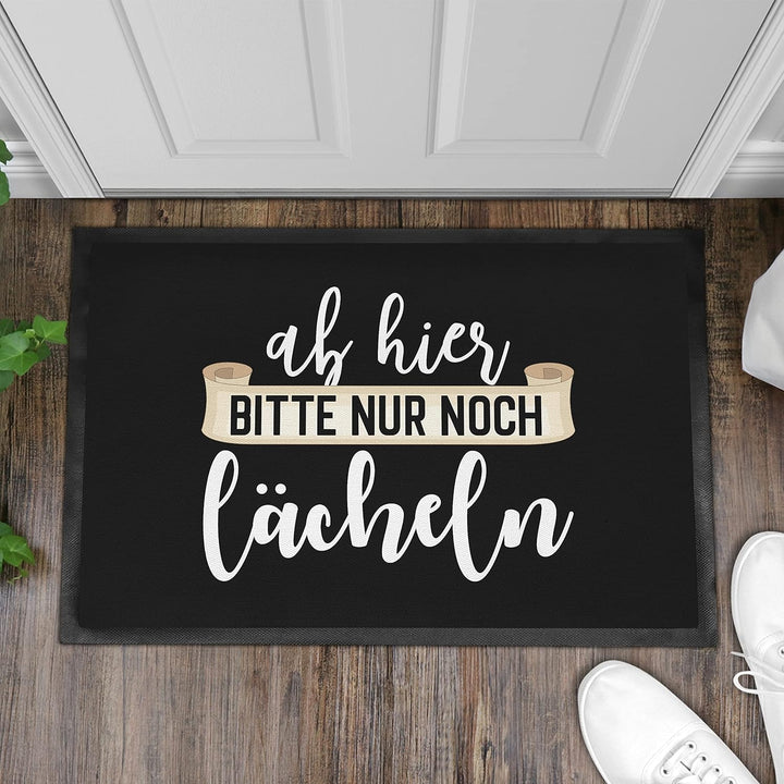 Trendation - Lustige Fussmatte mit Spruch Ab Hier Bitte Nur Noch Lächlen Willkommen Schmutzfangmatte