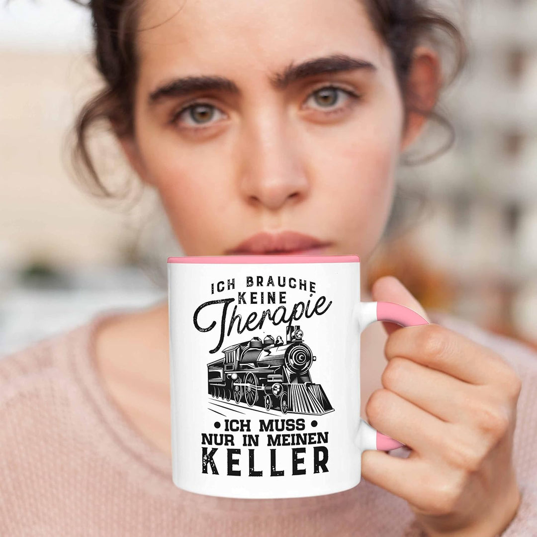 Trendation - Modelleisenbahn Tasse Geschenk für Eisenbahner Spruch Ich Muss In Meinen Keller (Rosa),