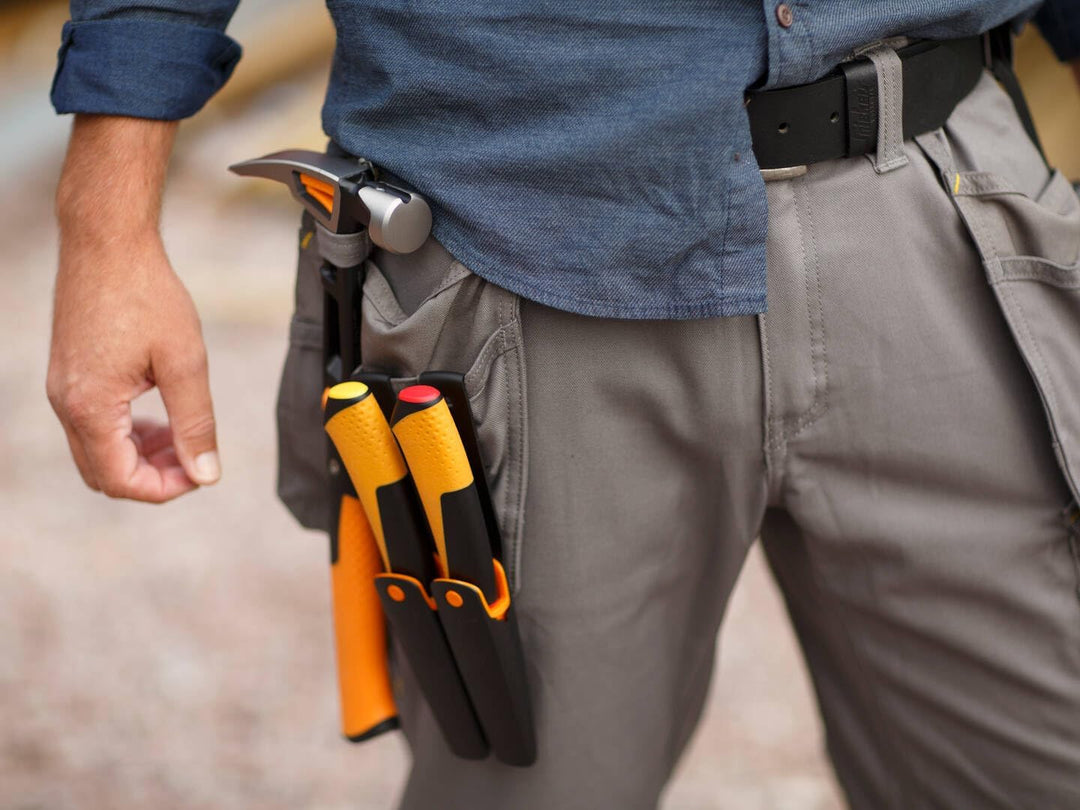 Fiskars Handwerkermesser inklusive Holster mit integriertem Messerschärfer, Gesamtlänge: 20,9 cm, Sc