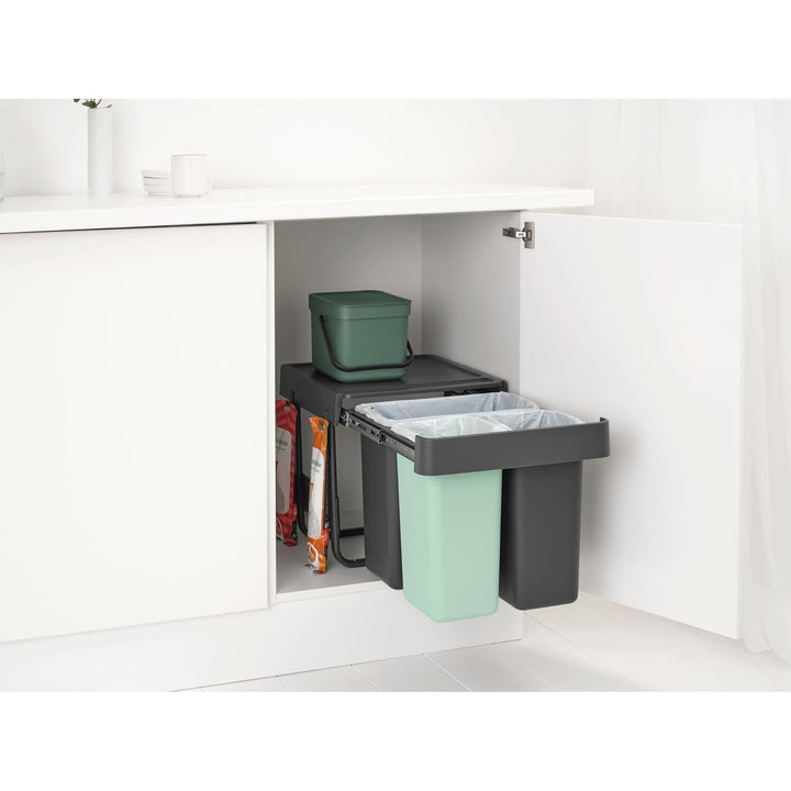 Brabantia Sort & Go Ausziehmülleimer | 10+10+20 l Einbaumülleimer für die Unterschranktür | Integrie