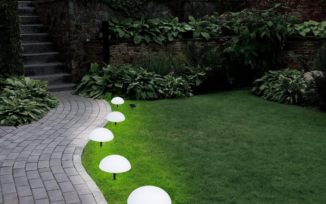 Lunartec Solar Bodenleuchte: Solar-Bodenlichterkette mit 5 warmweissen Halbkugeln, 2er-Set (LED-Lich