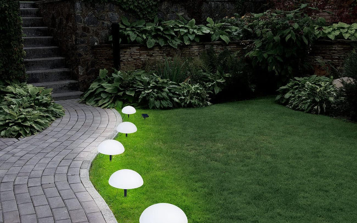 Lunartec Solar Bodenleuchte: Solar-Bodenlichterkette mit 5 warmweissen Halbkugeln, 2er-Set (LED-Lich
