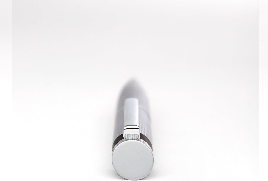 Hugo Boss Loop Diamond Kugelschreiber aus Messing in der Farbe Chrome, Länge: 14,6cm, Minenfarbe: Bl