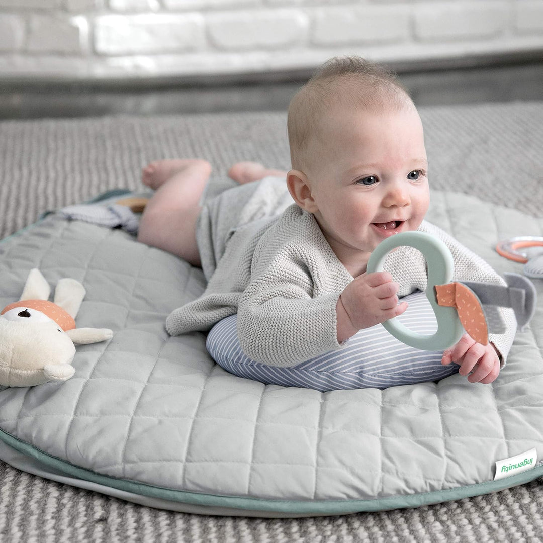 Ingenuity, Cozy Spot Loamy Spielmatte mit Spielbogen aus Holz, Spieldecke mit abnehmbaren Spielzeuge