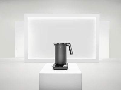 WMF Master Wasserkocher doppelwandig, Edelstahl, 1,3l, elektrischer Wasserkocher, sicher isolierter