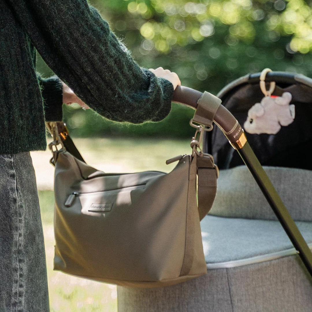 Done by Deer Kinderwagen Tasche – Wickeltasche Taupe – Stroller Bag mit Haken für Kinderwagen, wasse