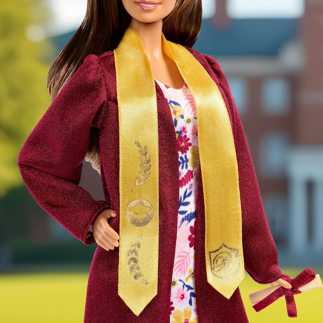 Barbie Signature Graduation Wishes Modepuppe mit burgunderrotem Talar und Hut mit Quaste, Spielzeug