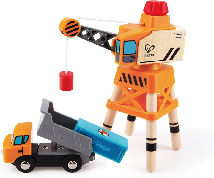 Hape Eisenbahn Spielset mit Kran, drehbarem Kipper und Ladung, ab 3 Jahren