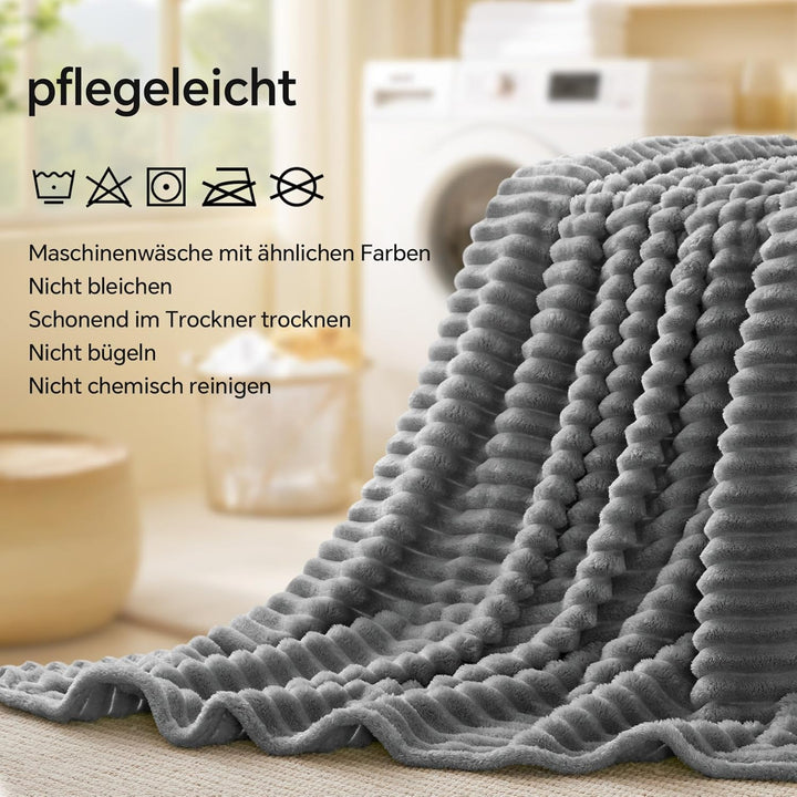 BEDELITE Kuscheldecke Flauschig Decke 150x200 - weiche XL Flanell Decken Grau für Couch, Deko Streif