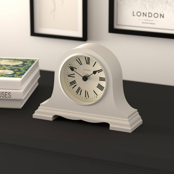 JONES CLOCKS® Speakeasy Kleine Kaminsimsuhr | Klassisches napoleonshut-Design | Grau | Römische Zahl
