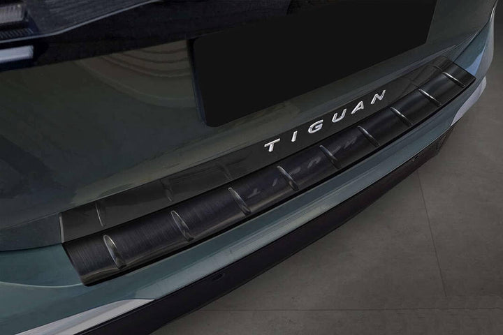 Ladekantenschutz aus Edelstahl in anthrazit mit 3D Abkantung passend für VW Tiguan III ab 2/2024 AZU