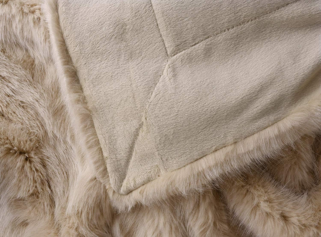 Wohnen &amp; Accessoires GmbH &amp; Co. KG Edelste Premium Felldecke aus Webpelz Sandrose 150x200cm (