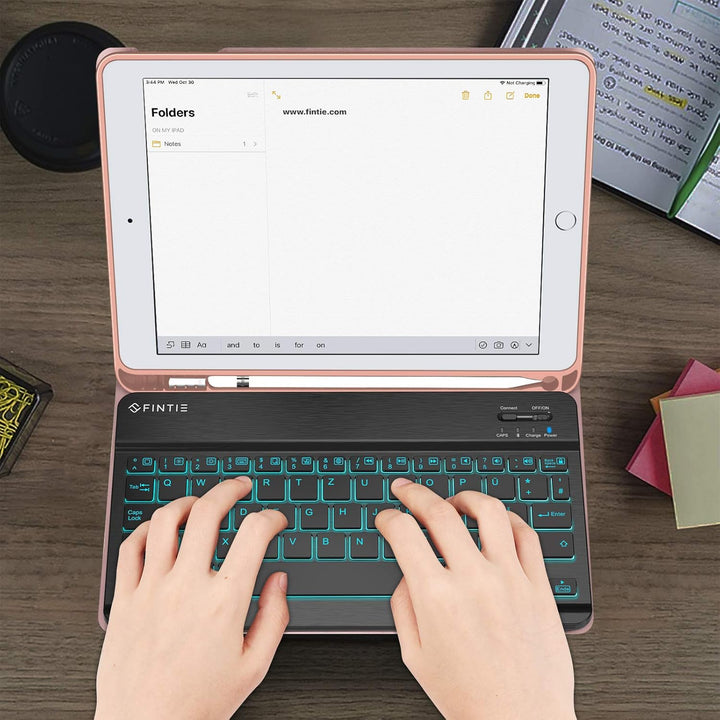 Fintie beleuchtete Tastatur Hülle für iPad 9.7 Zoll 2018/2017 - Soft TPU Rückseite Gehäuse mit Penci
