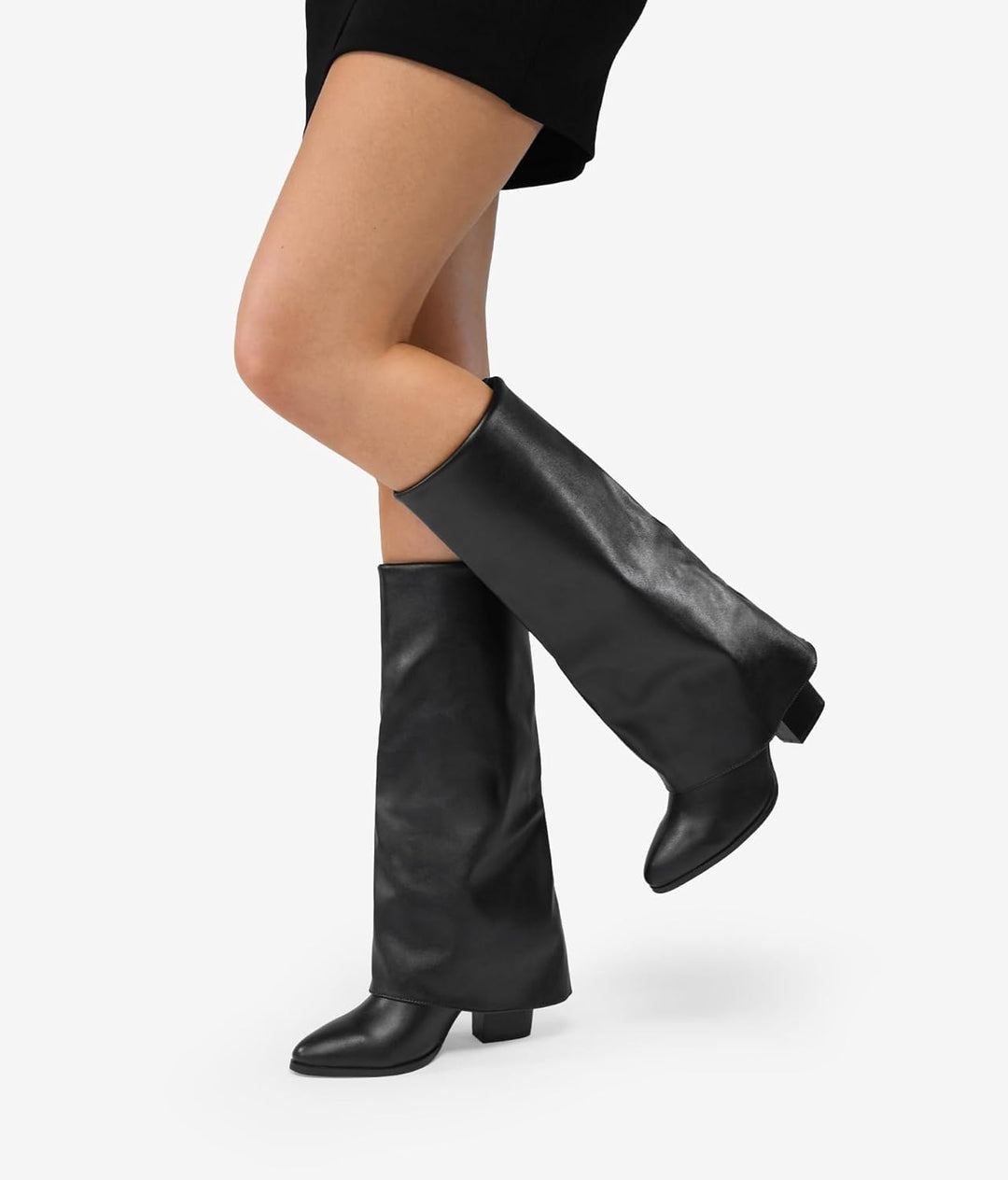BOSANOVA Stiefeletten aus schwarzem veganem Leder mit gefaltetem Schaft, verlängerter Zehe und 7 cm
