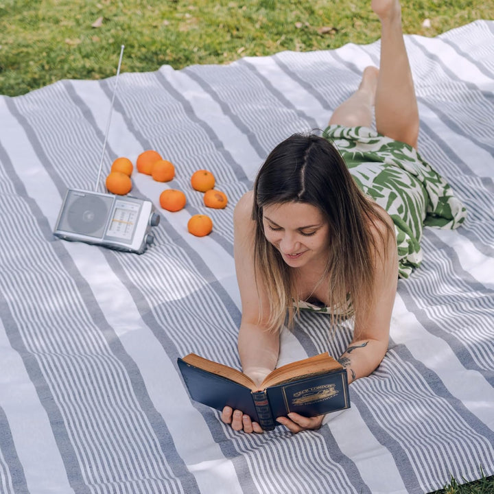 MOMOMUS Stranddecke XXL 210 x 240 cm, Grosse Picknickdecke, Grau | Strandtuch XXL zum Ausbreiten und