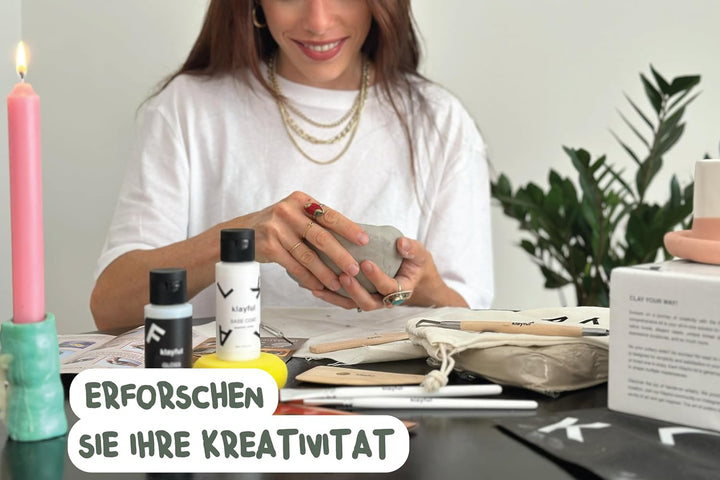 KLAYFUL Ton Töpferset für Anfänger für zu Hause - Lufttrocknend. Das Kit enthält: 3 kg weissen Ton,