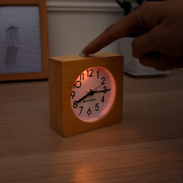 Navaris Analog Holz Wecker mit Snooze - Retro Uhr im Viereck Design mit Ziffernblatt Alarm - Leise T