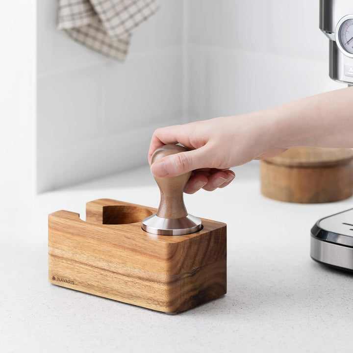 Navaris Tamperstation 58mm aus Akazienholz - Holz Tamper Station für Siebträger - Abklopfbehälter Ab