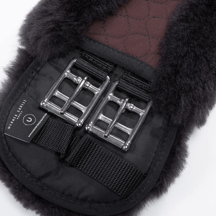 CHRIST Lammfell MONDGURT Sattelgurt von Werner Horse – anatomischer Dressurgurt (Kurzgurt) mit konka