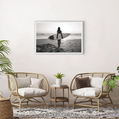 ARTTOR Poster Weissrahmen Frau Strand Surfen Deko 91x61cm Wandposter Art Prints Wandbilder Dekoratio