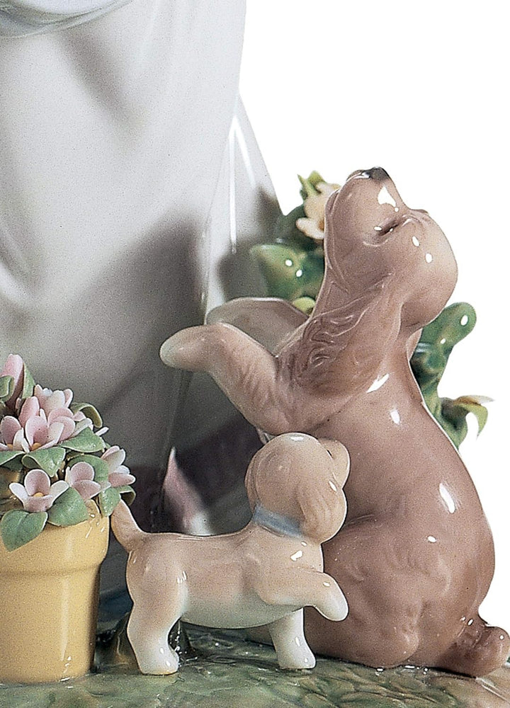 LLADRÓ Mädchen-Figur Zärtliches Spiel Im Garten. Mädchen Mit Blumen. Porzellan.