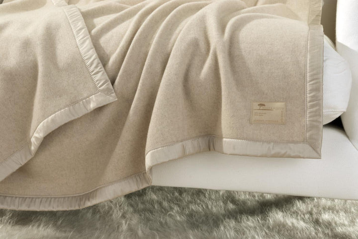 Wohnen & Accessoires GmbH & Co. KG Kaschmirdecke, Wolldecke aus 100% Kaschmir Amalfi Creme-beige 150
