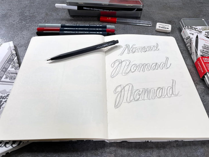 Caran d'Ache RYLSEE Letteringset + 1 Online-Kreativkurs in grauem Metall Etui, 3000.323