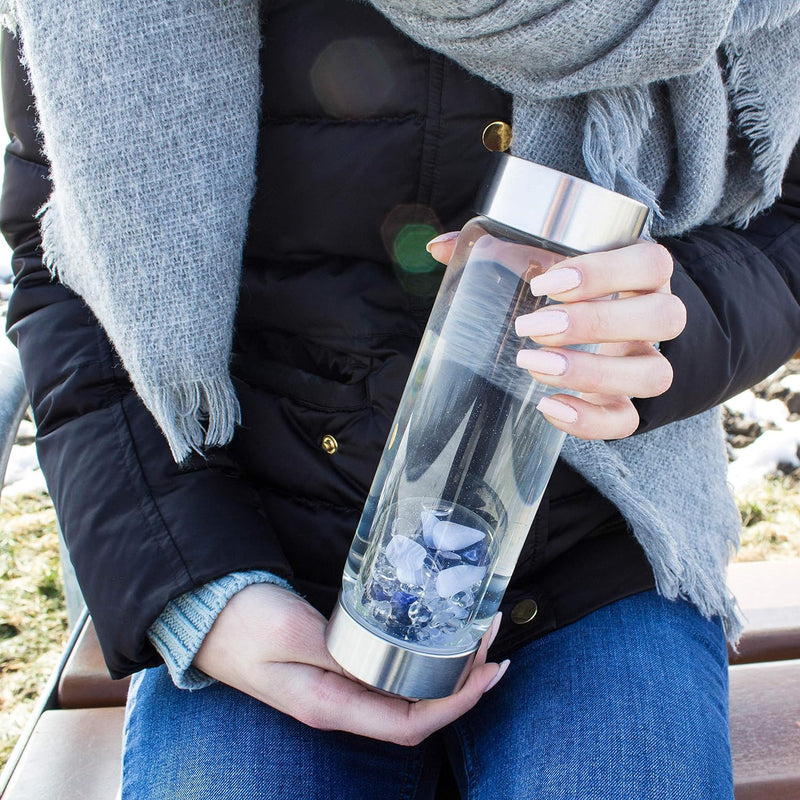 VitaJuwel ViA BALANCE - Wasserflasche mit Sodalith, Chalcedon & Bergkristall für Meditation