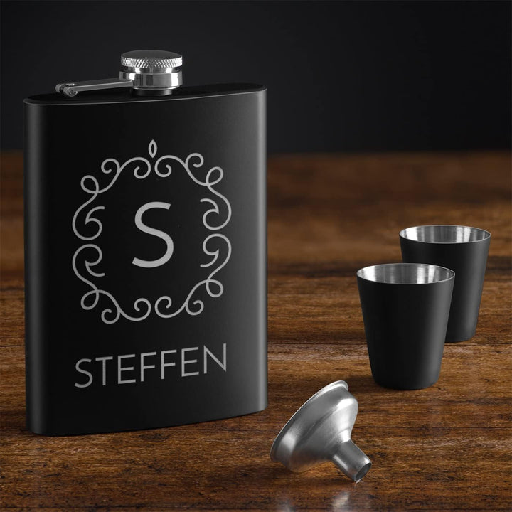 Maverton Flachmann 200 ml mit Gravur - Geschenkset mit 4 Schnapsgläsern 20 ml und Trichter - persona