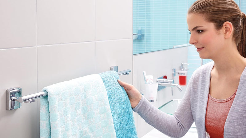 tesa KLAAM Handtuchstange, verchromt - Badetuchhalter - zur Wandbefestigung ohne Bohren, inkl. Klebe