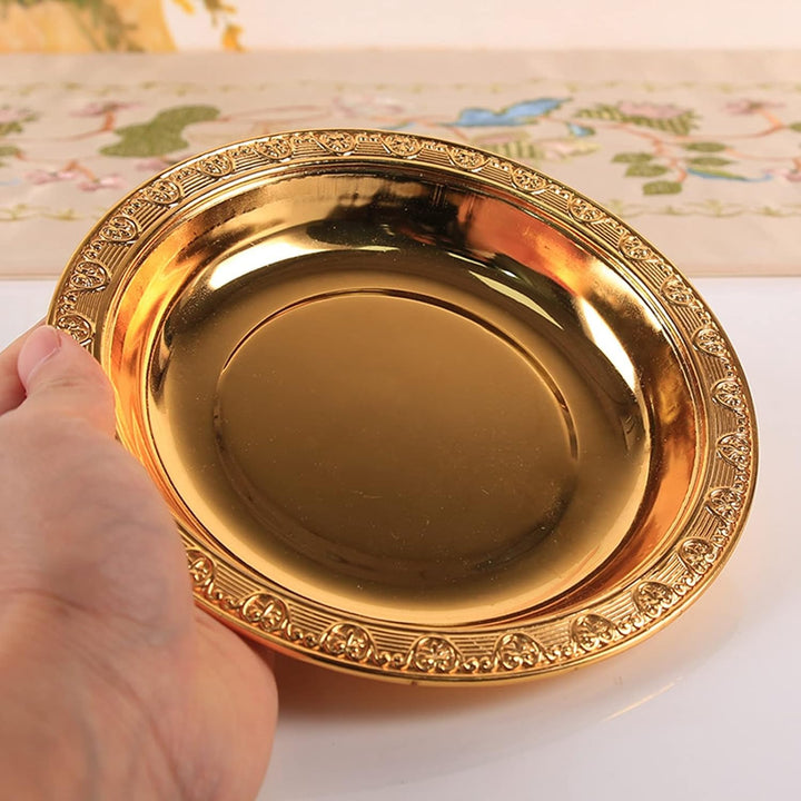 Servierteller aus Edelstahl mit Goldenem Prägemuster und Acryl mit Kuppel, Rustikaler Metallsockel,