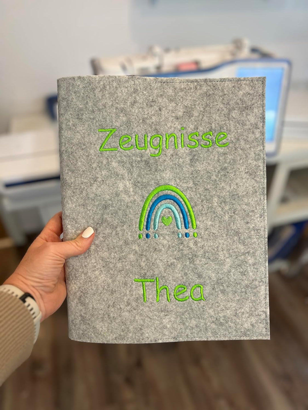 Personalisierte Zeugnismappe A4 aus Filz | Bunter Regenbogen| hochwertig bestickt | Schulkind | Gesc
