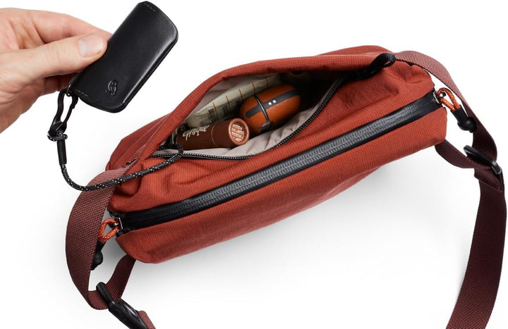 Bellroy Lite Sling Mini, Leichte Umhängetasche - Clay | 4L leichte Umhängetasche für Handy, Geldbörs