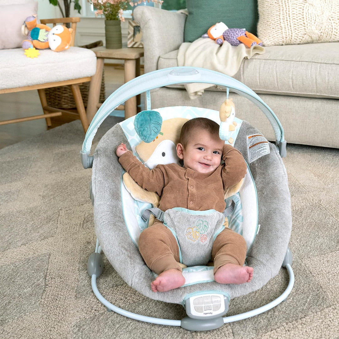 Ingenuity - InLighten Babywippe mit Lichtern, Kitt Bunny, Spielzeugleiste, Vibrationen, Geräuschen,