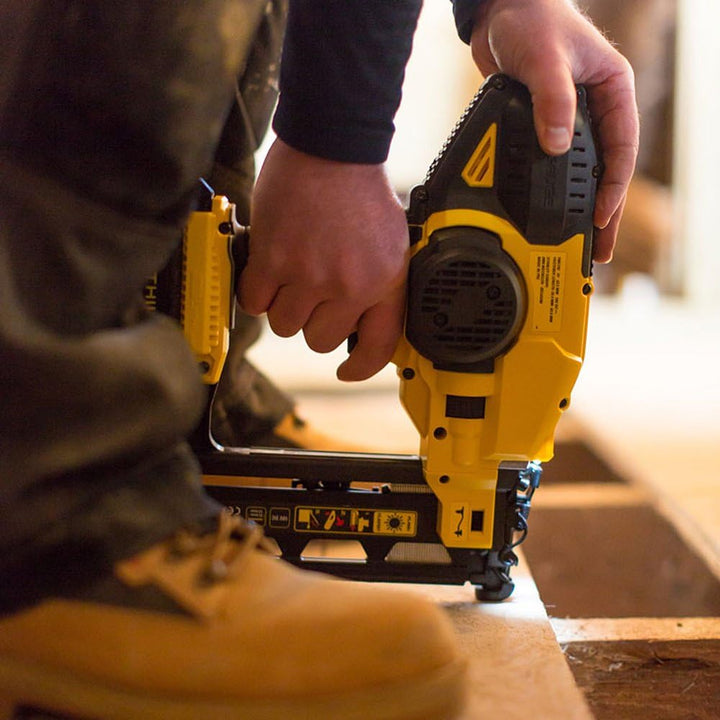 Stanley FMC792D2 Akku Nagler 18V - 2,0Ah Li-ion 16er Stifte mit 2 Akkus & Koffer Mit 2 Akkus, 2 Ah +