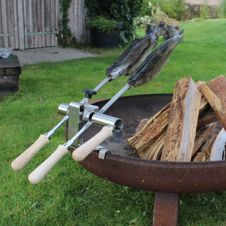 Premium Steckerlfisch Halter für Feuerschale - Platz für 2 Fische - Fisch Grill Aufsatz passt auf je