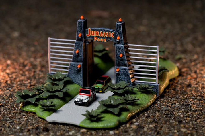 Jada Toys Jurassic World Nano Scene (17x18 cm) - Spiel-Kulisse mit Jurassic Park Tor, 2 Metall-Autos