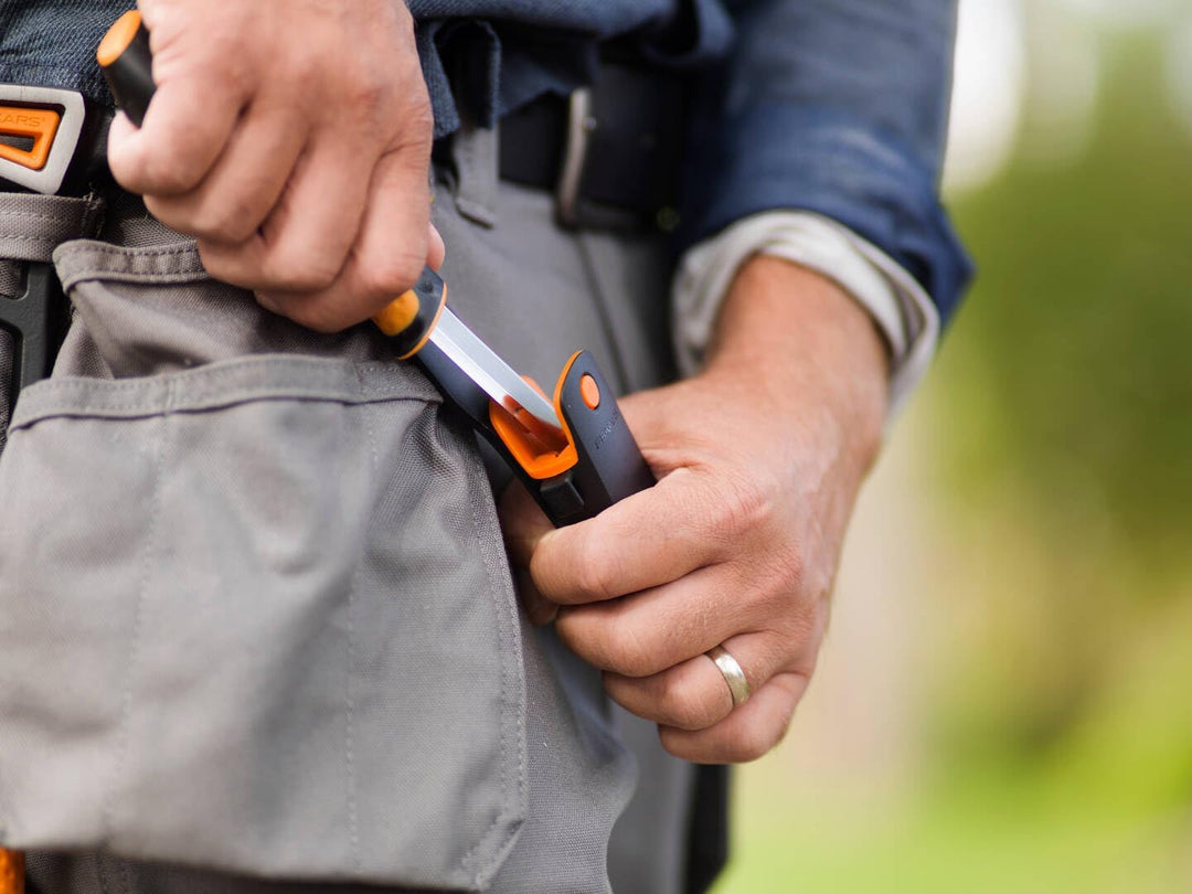 Fiskars Universalmesser inklusive Holster mit integriertem Messerschärfer, Gesamtlänge: 21,5 cm, Sch