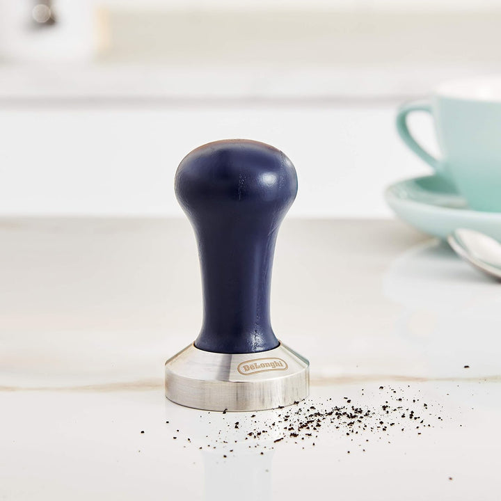 De'Longhi DLSC058, Kaffee-Tamper aus robustem Edelstahl mit stilvollem Holzgriff, in elegantem Blau/