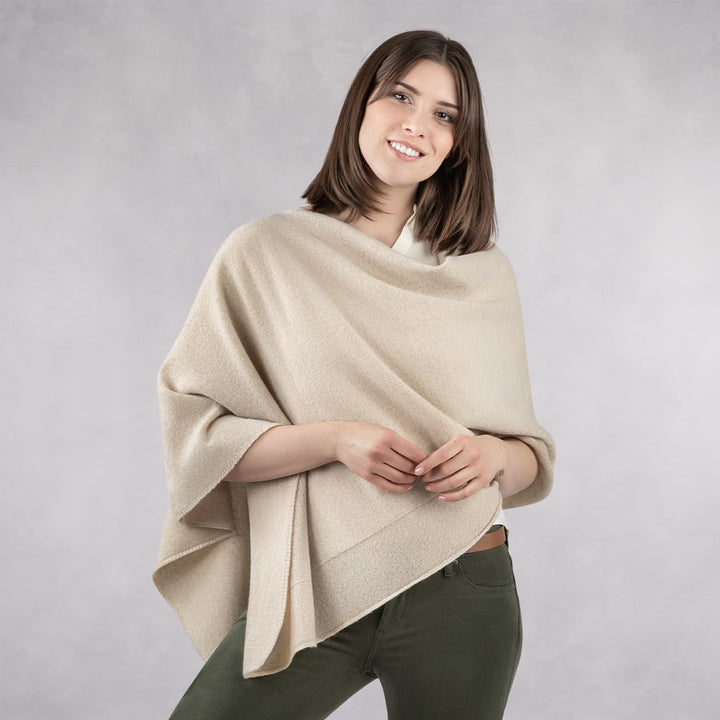 GIESSWEIN Merino Lambswool Poncho - Damen Feinstrick Überwurf aus Merinowolle, Wool Cape, Frauen Str