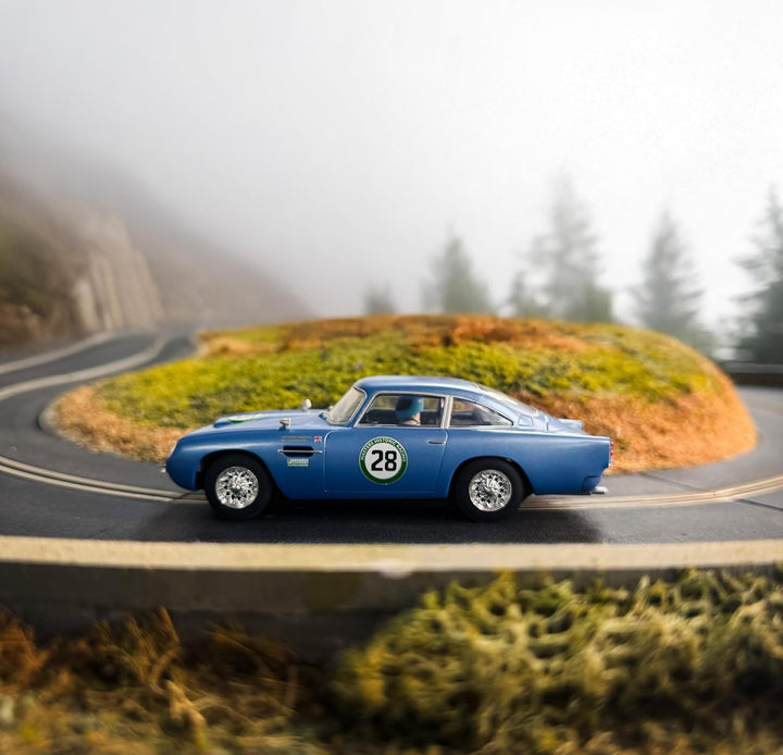 Scalextric C4599 Aston Martin DB5 – Blau-Gelb – Historisches GT-Renn-Slotcar, Aston Martin DB5