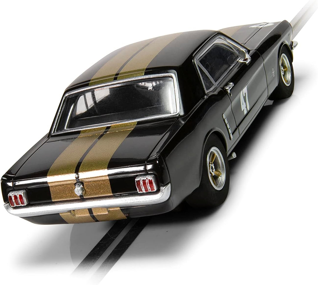 Ford Mustang, schwarz und goldfarben