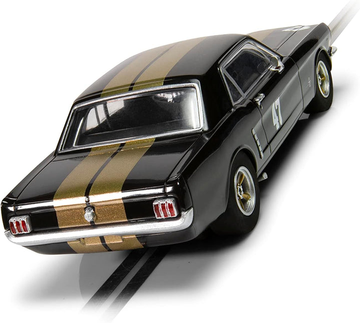 Ford Mustang, schwarz und goldfarben