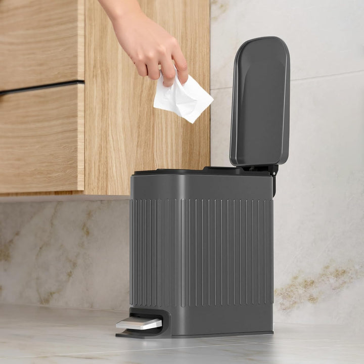 TrashAid Kleiner Mülleimer für Badezimmer mit Deckel Soft Close, 6 Liter Edelstahl Mülleimer mit her