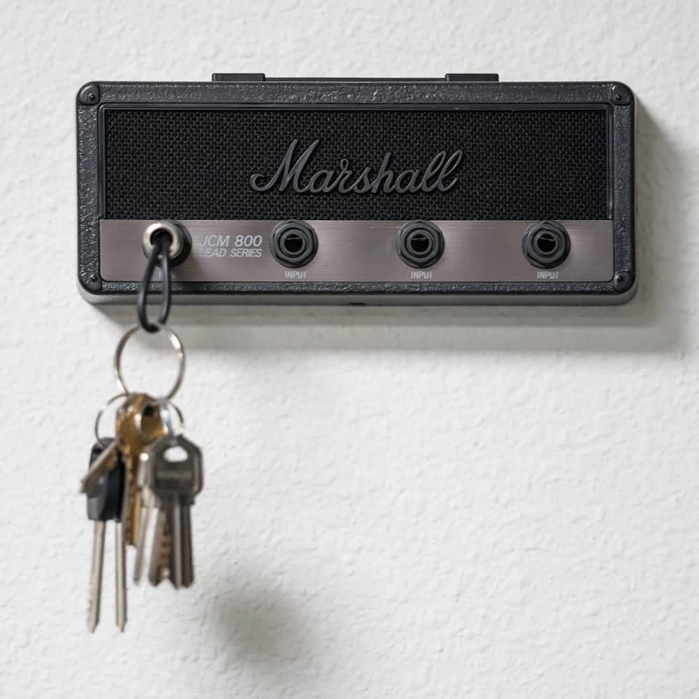 P Pluginz Marshall Stealth Jack Rack zur Wandmontage inkl. 4 Gitarrenstecker-Schlüsselanhänger und 1